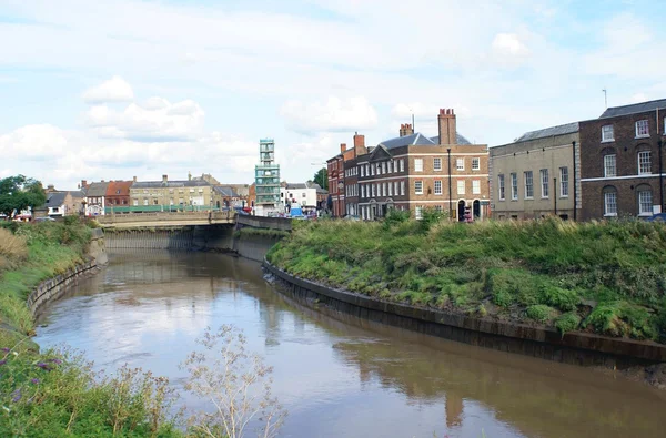 River Nene en marche dans la ville de North Brink au Wisbech dans le Cambridgeshire, Angleterre, Royaume-Uni — Photo