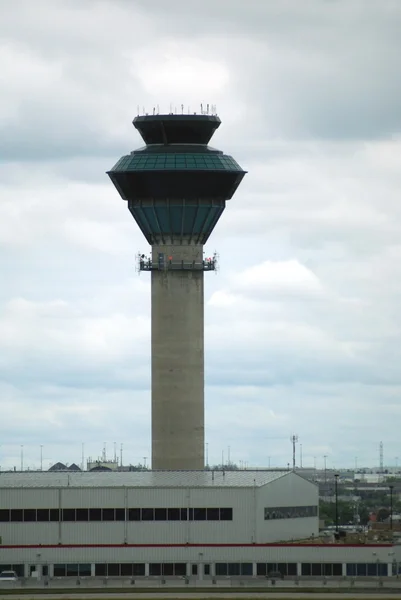 Авіаційна годинникова вежа. аеропорт сторожова вежа — стокове фото