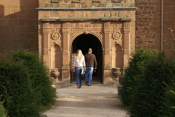 Turister som besöker en elisabetanska borg i Kenilworth, Warwickshire, England — Stockfoto