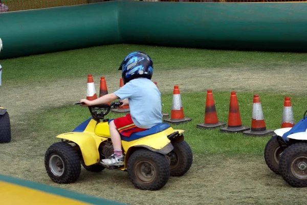 Criança em um carro de corrida — Fotografia de Stock