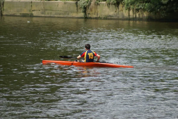 Hombre Kayak en un río —  Fotos de Stock