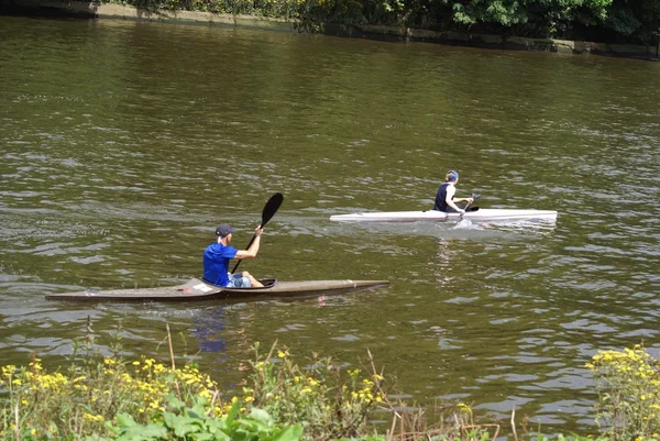 Gente Kayak en un río —  Fotos de Stock