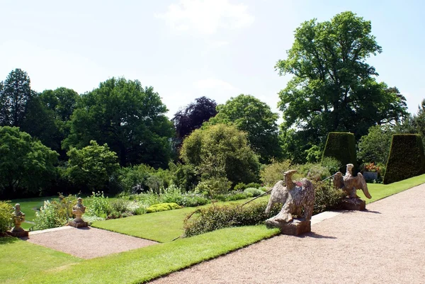 Statues d'aigle à un jardin marches — Photo