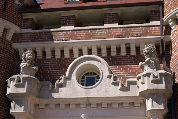 Sculptured facade with lion statues — Stock Photo, Image