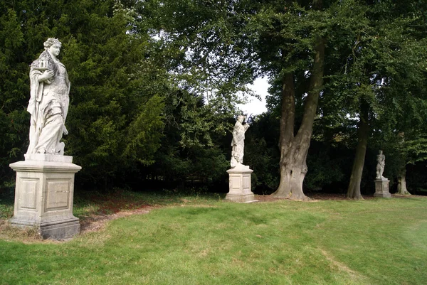 bir daire içinde kadın heykelleri