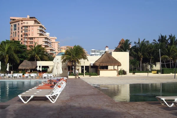 Tumbonas en una piscina —  Fotos de Stock