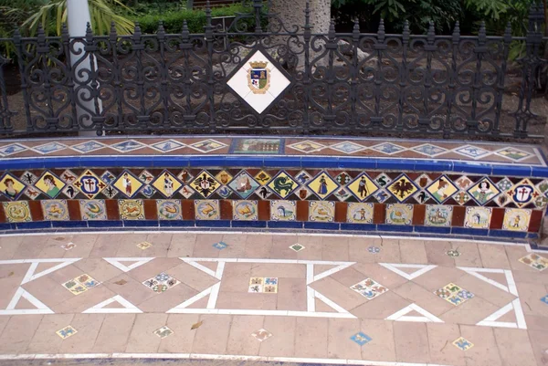 Azulejos koltuk. Dekoratif koltuk çini ve Ferforje Malga Park, Endülüs, İspanya — Stok fotoğraf