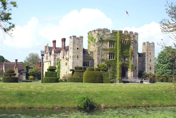 Castillo de Hever y un jardín topiario en Hever, Edenbridge, Kent, Inglaterra, Europa — Foto de Stock