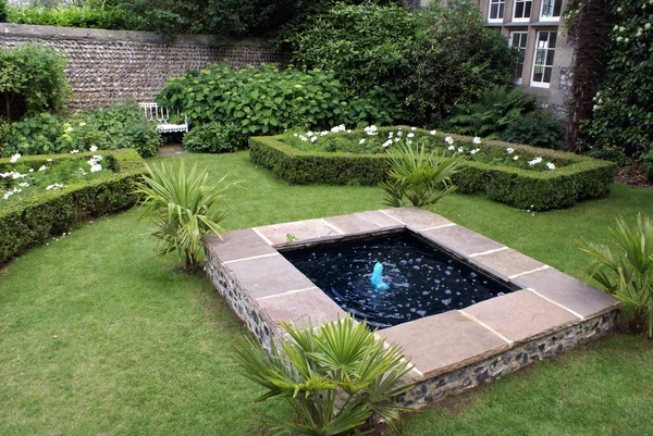 Fontein op de tuin van een knoop. Arundel Castle's kerk tuin in West Sussex, Engeland — Stockfoto