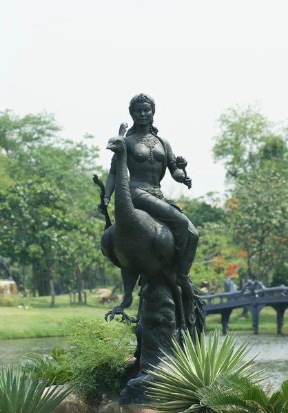 Statue an einem See in alten siam, mueang boran, bangkok, thailand, asien — Stockfoto