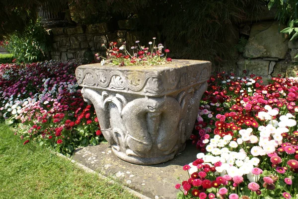 Urna esculpida. o jardim italiano, jardim do castelo de Hever, Kent, Inglaterra — Fotografia de Stock