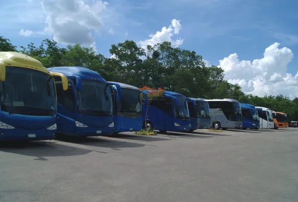 Autobusy wycieczkowe. Wycieczkę autokary zaparkowany na parkingu, Chichén Itzá, Meksyk — Zdjęcie stockowe