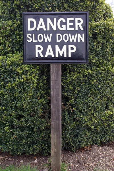 Perigo abrandar sinal rampa — Fotografia de Stock