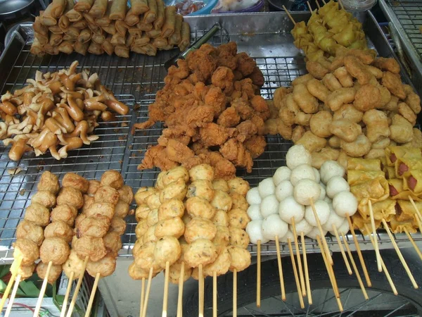 Carne de fast food no mercado em Bangkok, Tailândia, Ásia — Fotografia de Stock