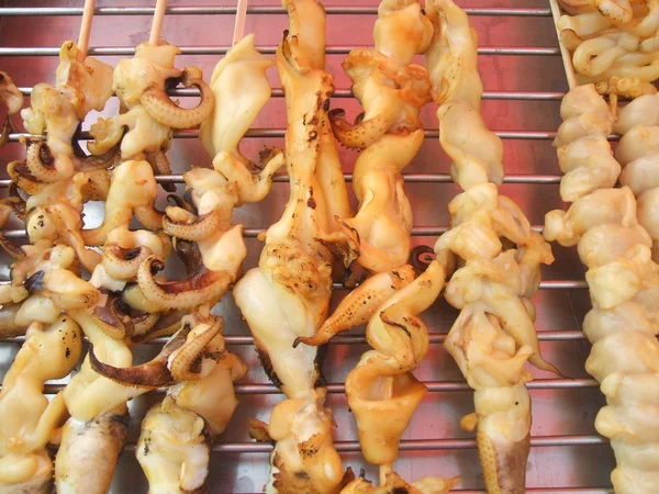 Comida rápida de carne a la parrilla en palos en un mercado en Bangkok, Tailandia, Asia — Foto de Stock