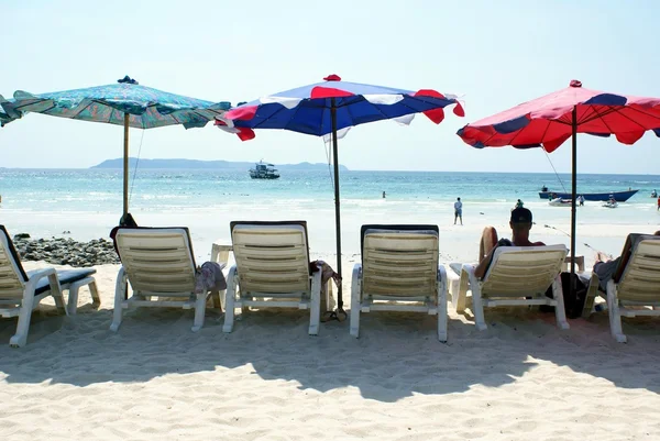 Napágyak és napernyők a strandon Ko Lan sziget Koh Hae Asia Pattaya, Thaiföld, a — Stock Fotó