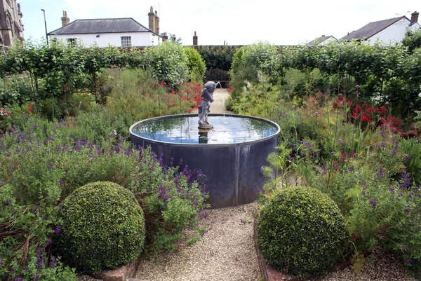 Скульптурный фонтан в Arundel Castle Garden в Арунделе, Западный Сассекс, Англия — стоковое фото