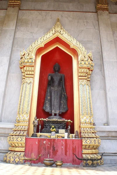 Patung Buddha di sebuah ruang kecil, Wat Benchamabophit fasade di Bangkok, Thailand, Asia — Stok Foto