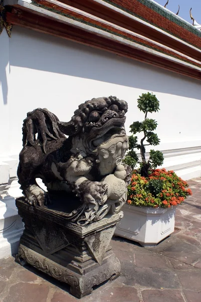 辛哈，狮子雕像在曼谷，泰国，亚洲的佛寺 — 图库照片
