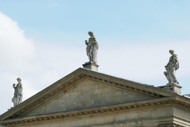 kadın heykelleri ile süslü cephe