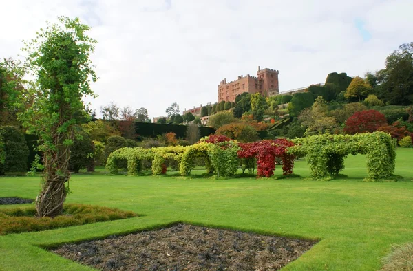 Jardim do castelo de Powis em Welshpool, Powys, Wales, England, Europe — Fotografia de Stock