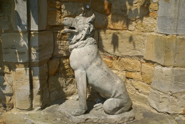 Статуя собаки в саду замка Хивер в Хевере, Эденбридж, Кент, Англия, Европа — стоковое фото