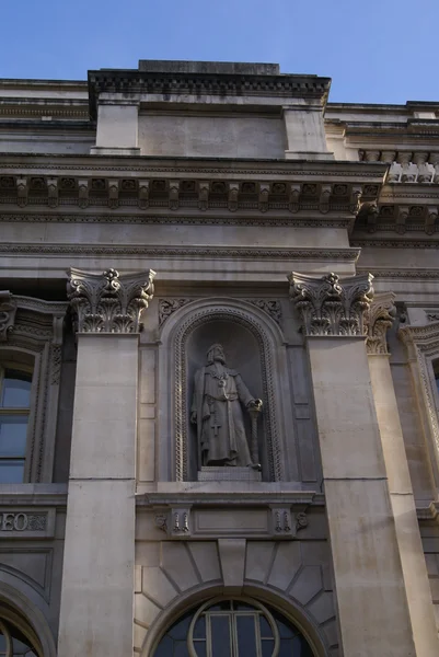 Sir Richard Whittington socha ve výklenku ve zdi, Royal Exchange budova, Londýn, Anglie — Stock fotografie