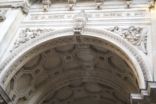 Palladian Sculptured kemer, Burlington House, Piccadilly, Londra, İngiltere — Stok fotoğraf