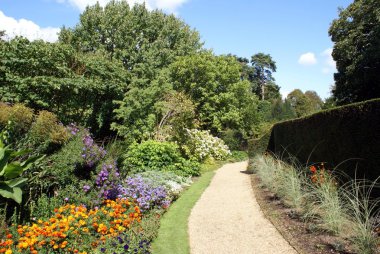 Çiçek otsu kenarlıklı batık yola