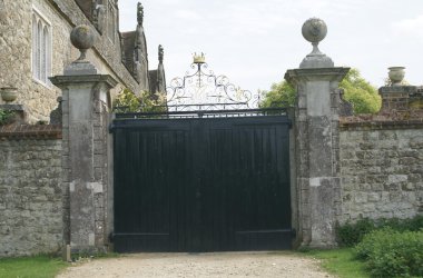 Altın bir taç ile süslü Ferforje kapı