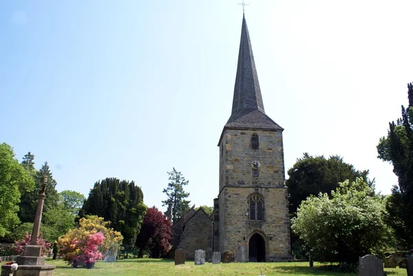 Kyrkogården, kyrkogård, St Peterskyrkan, Leckhampton, England — Stockfoto