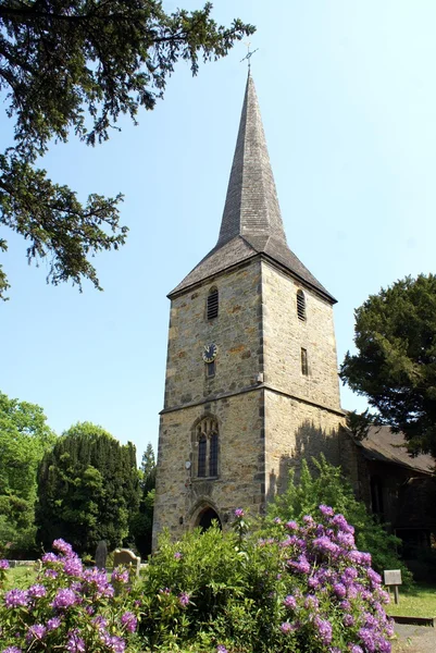 Kirchturmuhr glockenturm, st peters church, leckhampton, england — Stockfoto