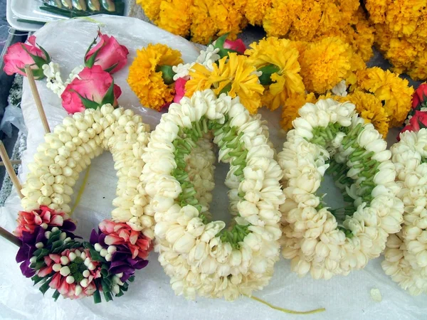 Guirnaldas flores en venta en The flower market in Bangkok thailand, Asia — Foto de Stock