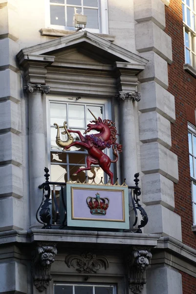 Decoración de fachada adornada con una escultura de unicornio tocando el harb — Foto de Stock