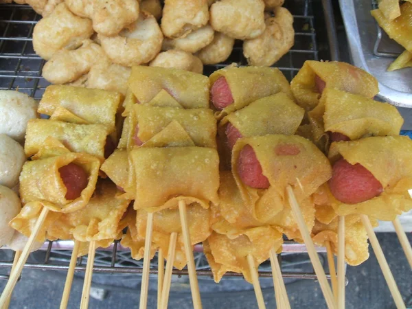 Salchichas fritas en bandeja en un mercado en Bangkok, Tailandia, Asia —  Fotos de Stock