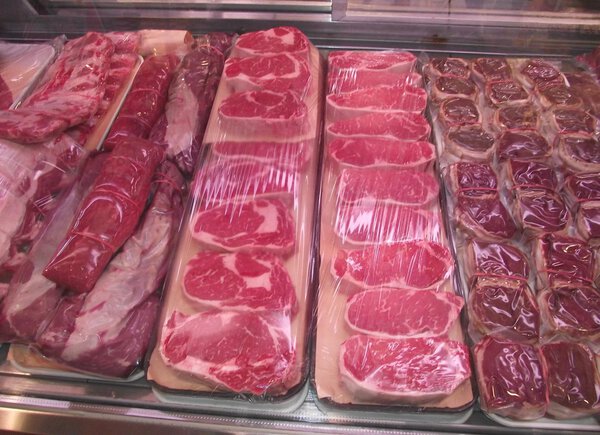 Отображение мяса в холодильнике мясной лавки или магазина
