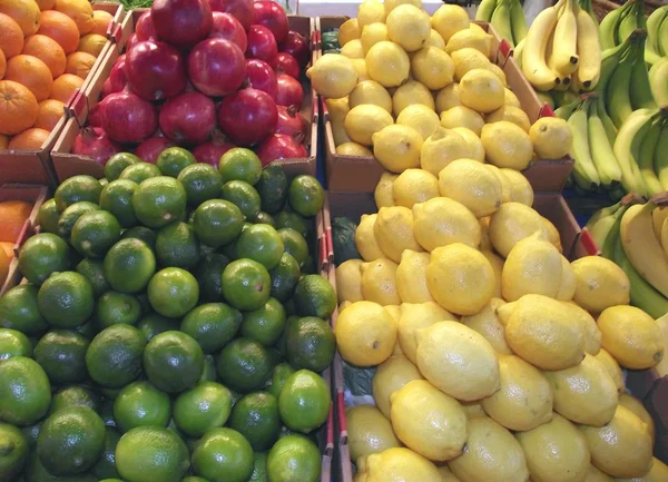 Exposition de fruits dans une épicerie à un marché — Photo