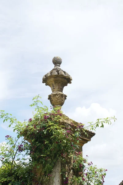 Geschnitzte Urne auf Torpfosten — Stockfoto