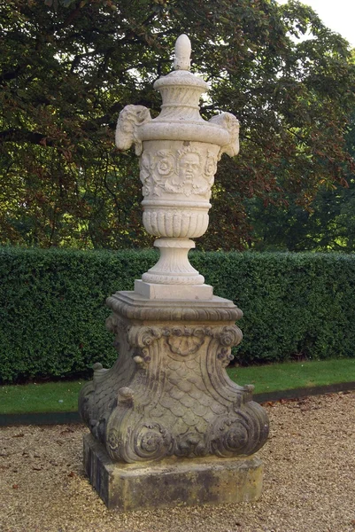 Geschnitzte Urne. Skulpturvase vorhanden. Gartenschmuck — Stockfoto