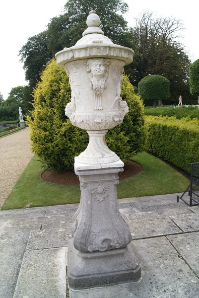 Urna esculpida. vaso esculpido. ornamento do jardim — Fotografia de Stock