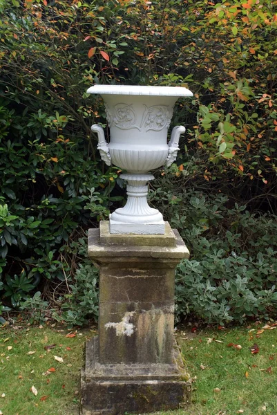 Geschnitzte Urne. Skulpturvase vorhanden. Gartenschmuck — Stockfoto