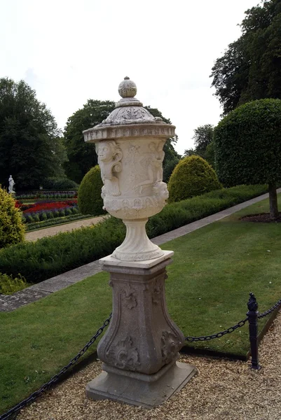 Urna esculpida. jarrón esculpido. ornamento de jardín —  Fotos de Stock