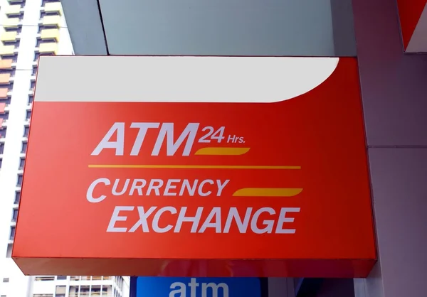 Cajero automático 24 horas y signo de cambio de divisas — Foto de Stock
