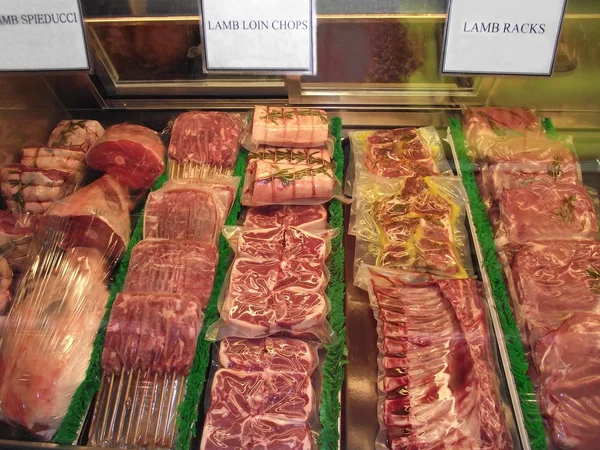 Exposición de carne en una nevera de una carnicería, tienda o mercado — Foto de Stock