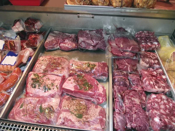 Exposición de carne en una nevera de una carnicería, tienda o mercado — Foto de Stock