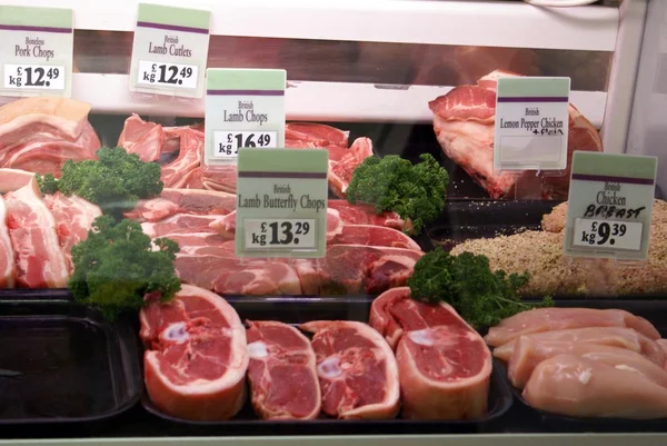 Anzeige von Fleisch im Kühlschrank einer Metzgerei, eines Ladens oder Marktes — Stockfoto