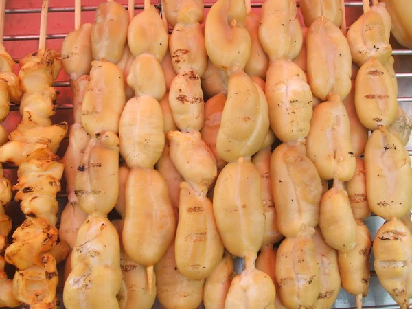 Comida rápida a la parrilla en palos en un mercado en Bangkok, Tailandia, Asia — Foto de Stock