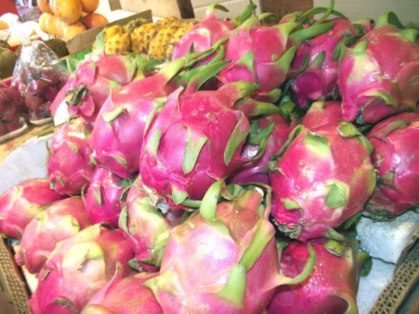 Exhibición de pitaya en una tienda de comestibles en un mercado — Foto de Stock