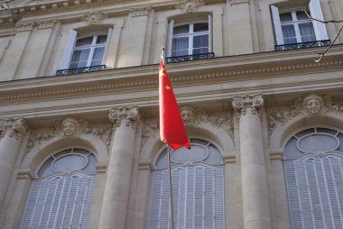 Çin bayrağı. Paris, Fransa, Avrupa'nın Çin Büyükelçiliği