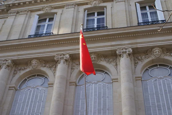 Çin bayrağı. Paris, Fransa, Avrupa'nın Çin Büyükelçiliği — Stok fotoğraf